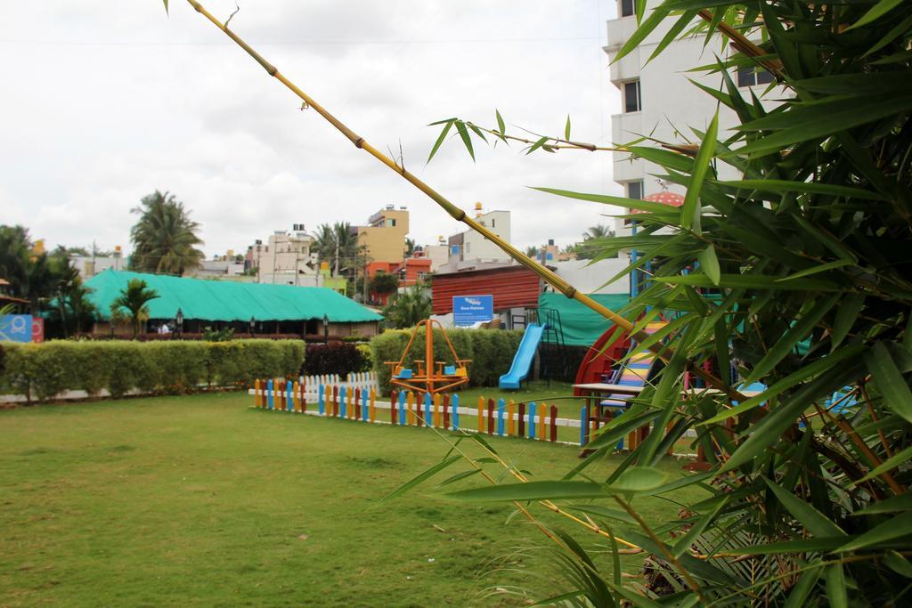 By The Way Hotel Mysore Exterior foto